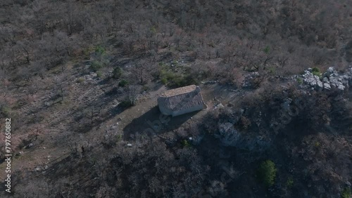 Plongez dans une perspective divine de la chapelle de Done à Montbrun les Bains, France, à travers cette vidéo aérienne saisissante. photo