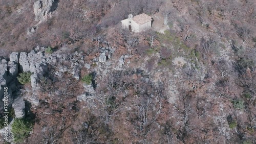 Plongez dans une perspective divine de la chapelle de Done à Montbrun les Bains, France, à travers cette vidéo aérienne saisissante. photo