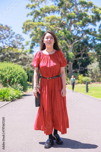 シドニーの公園で散歩する若い日本人女性