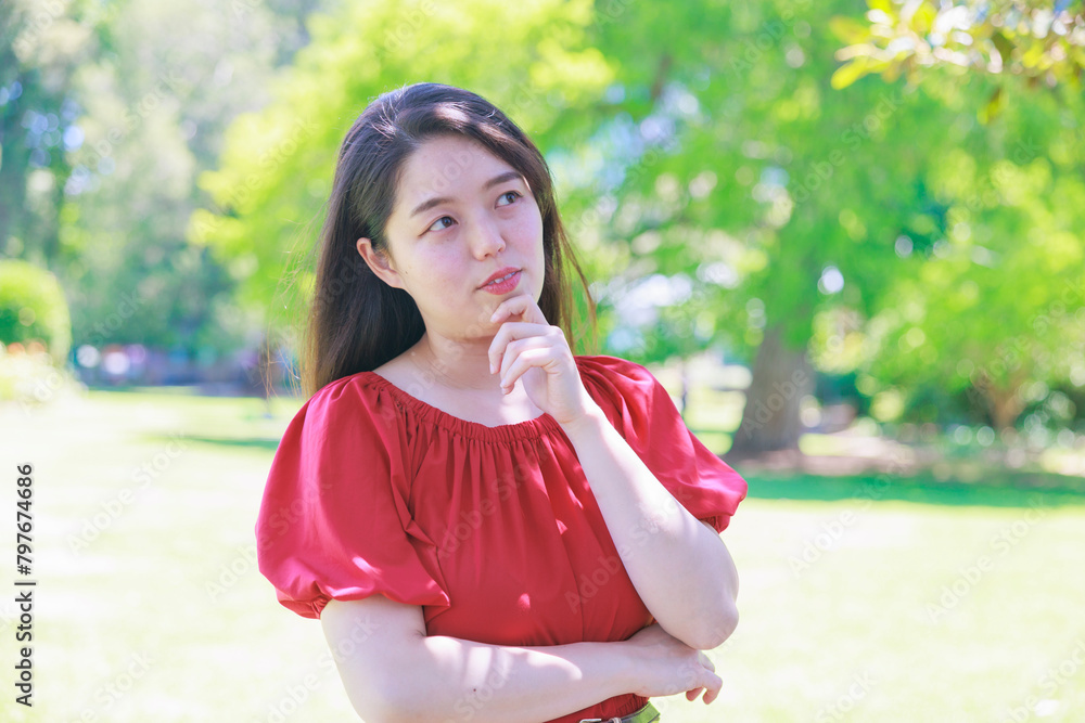 Fototapeta premium 考えるポーズをする女性