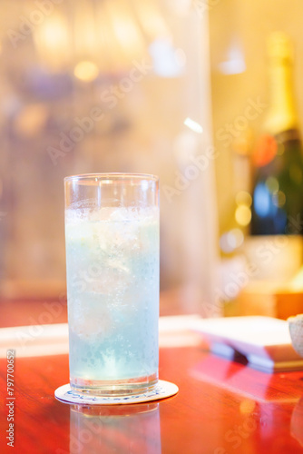 オリジナルカクテルの「阿嘉島ブルー」。
バーテンダーに特別にお願いして作ってもらった。
島で唯一のバー。
築100年の沖縄風の古民家を使用した素敵なお店。
日本国沖縄県島尻郡慶良間諸島の阿嘉島にて。
2021年4月28日撮影。
The original cocktail "Aka Island Blue".
I asked the barman to make it specially for m