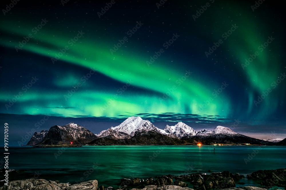 Aurora boreal en las montañas