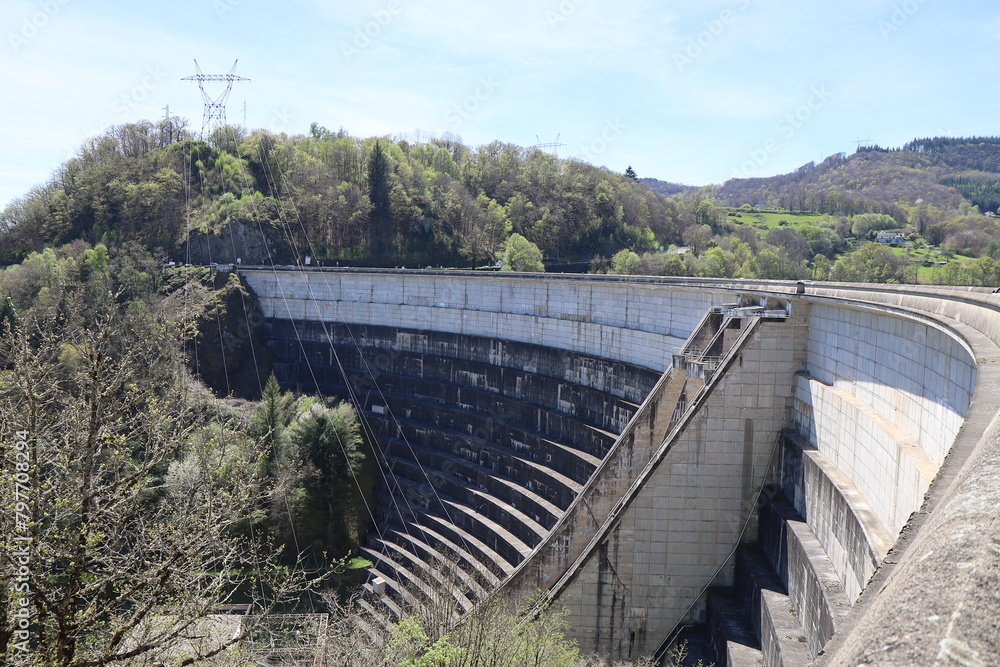 Barrage hydroélectrique sur la rivière Dordogne, ville de Bort-Les-Orgues, département de la Corrèze, France