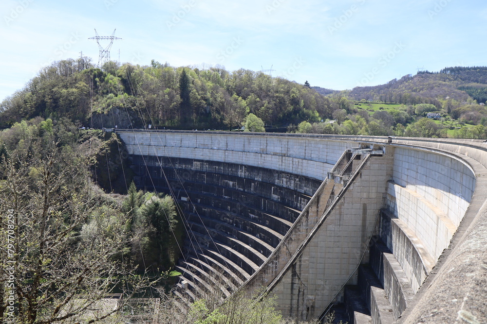 Barrage hydroélectrique sur la rivière Dordogne, ville de Bort-Les-Orgues, département de la Corrèze, France Barrage hydroélectrique sur la rivière Dordogne, ville de Bort-Les-Orgues, département de la Corrèze, France
