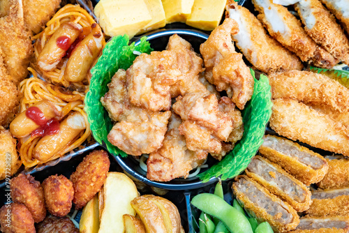 様々な料理が盛り付けられたオードブルの写真。パーティーのイメージ。