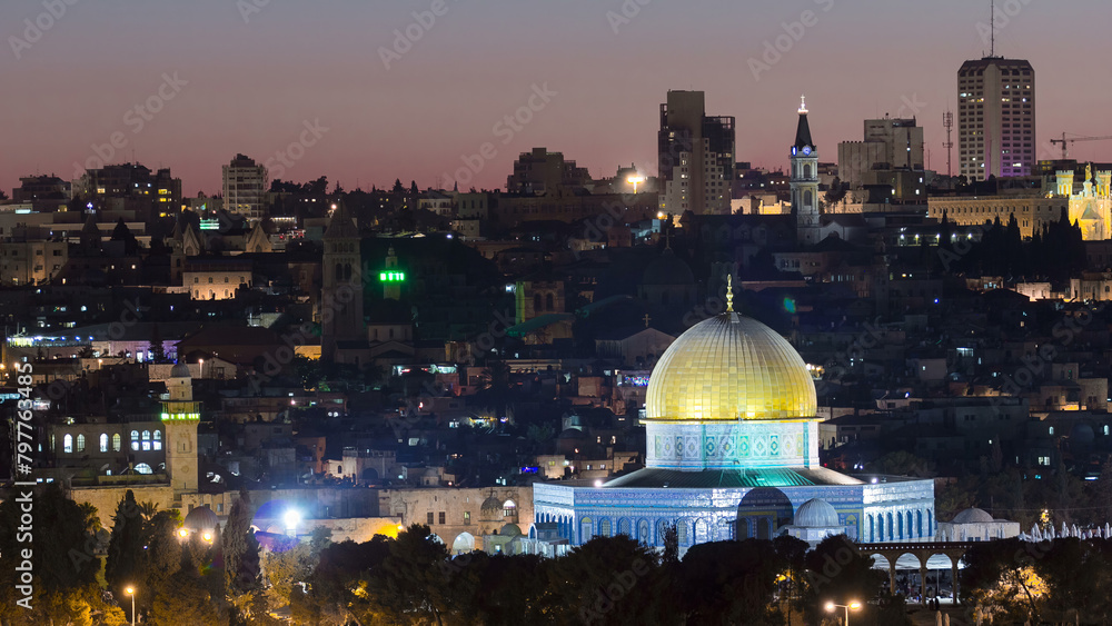 Obraz premium Evening in Old City, Temple Mount with Dome of the Rock timelapse view from the Mt of Olives in Jerusalem