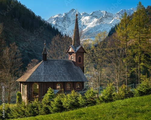 Malowniczo położony pod Tatrami drewniany kościół Św. Anny w Jaworzynie Tatrzańskiej (ID: 797778691)