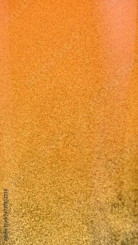 ビールをグラスに注ぐスローモーション