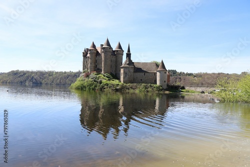 Le château de Val, propriété de la ville de Bort Les Orgues, vue de l'extérieur, village de Lanobre, département du Cantal, France