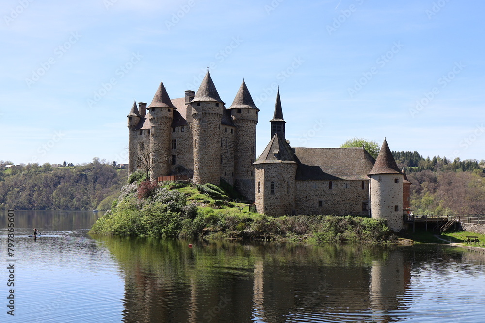 Le château de Val, propriété de la ville de Bort Les Orgues, vue de l'extérieur, village de Lanobre, département du Cantal, France