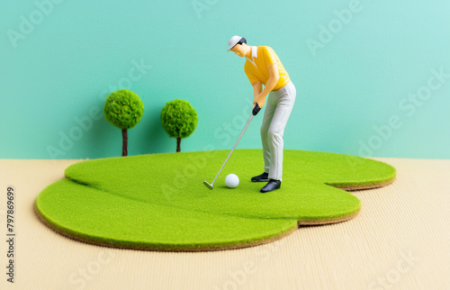 ゴルフする男性　