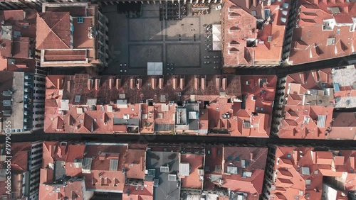 survol des rues et places de la ville de san sebastian, aux toits rouges, en drone, photo