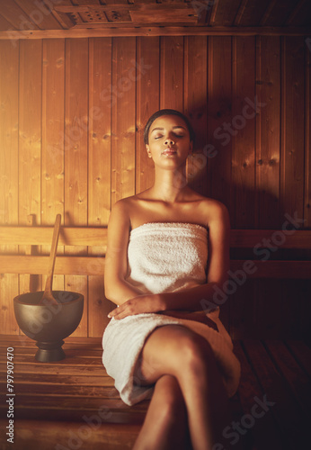 Foto Self care, spa and woman in sauna to relax for wellness, luxury and skincare for beauty and health