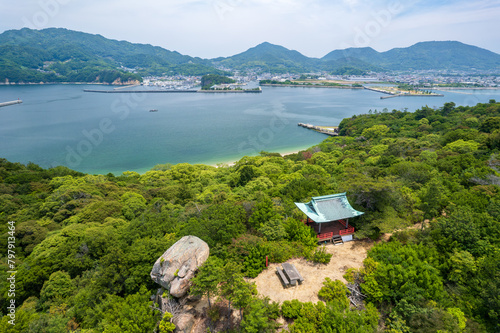 香川県三豊市仁尾町にある無人島の蔦島 photo