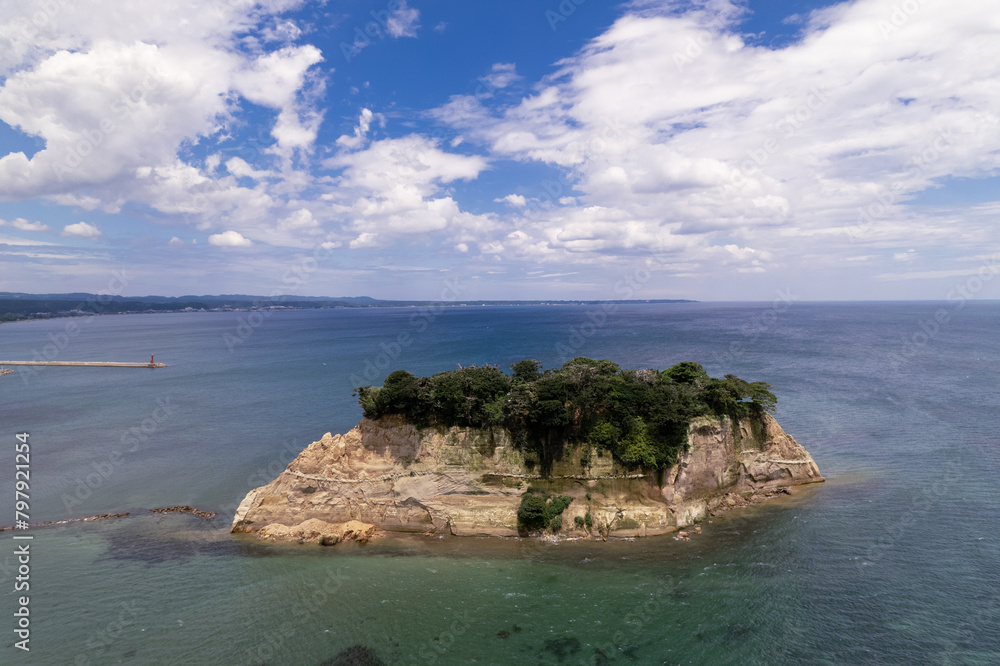 Fototapeta premium 見附島（ドローンによる空撮）