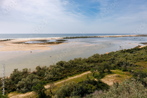 Point de vue du village de Cacela Velha au Portugal avec la lagune et l oc  an en arri  re-plan