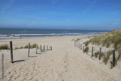 Weg zum Strand von Noordwijk an der Nordsee in Holland mit Sanddünen