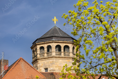 Achteckiger Turm der Schlosskirche in der Altstadt von Bayreuth (Deutschland, Bayern, Franken)
