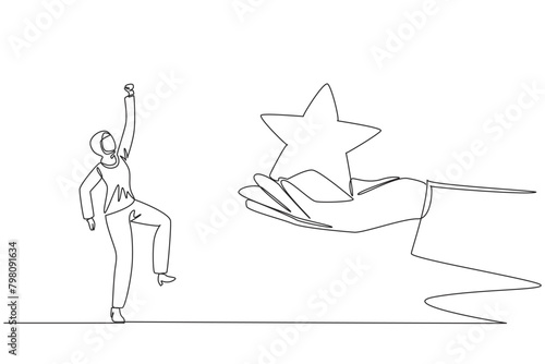 Single one line drawing Arabian businesswoman happy to get a star from the giant hand. Star award. Be the best. The best rating. Motivation to be better. Continuous line design graphic illustration