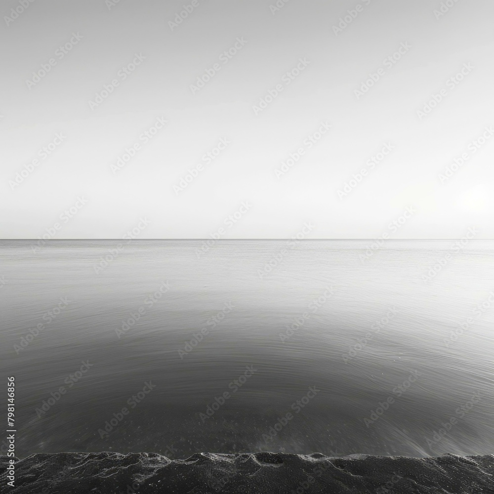 Fototapeta premium b'Black and white photo of a calm sea'