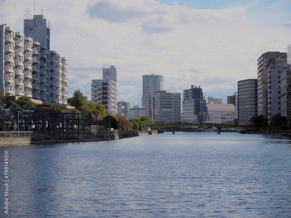 東京の運河と建物。 東京の運河と建物。