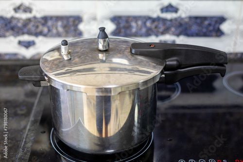 Photos Portrait stainless pressure cooker