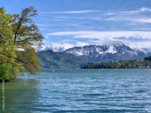 Vierwaldstättersee in der Stadt Luzern - mit Panorama in die Berge - Schneeberge der Zentralschweiz - See  in der Schweiz , Europa