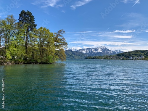 Vierwaldstättersee in der Stadt Luzern - mit Berge - Schneeberge im Hintergrund - See  in der Schweiz im Frühling