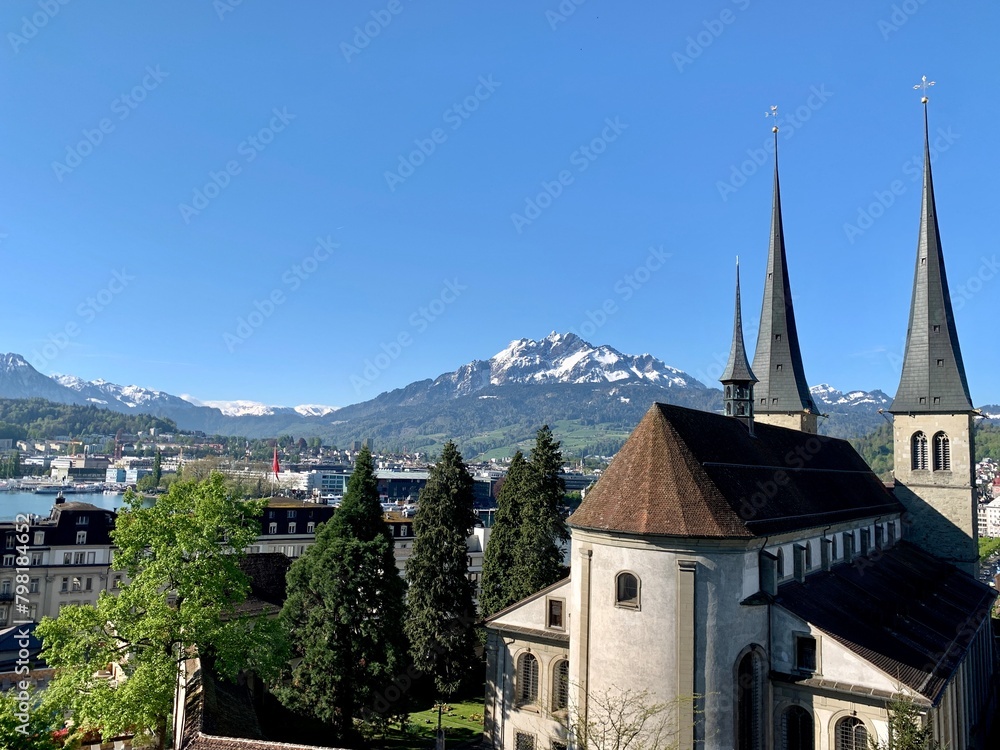 Panorama auf die Stadt Luzern mit dem Berg Pilatus im Hintergrund und der Hofkirche St. Leodegar - Gotische Kirche am Vierwaldstättersee in der Schweiz - Europa