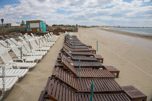 plage de sable avec transats vides