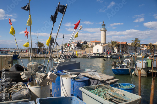 Le port de pêche du Grau du Roi et son phare. C'est le premier port de pêche au chalut de Méditerranée.  photo