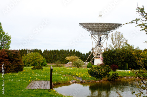 Radioteleskop w ogrodach zabytkowego centrum astronomii, Piwnice koło Torunia, Polska