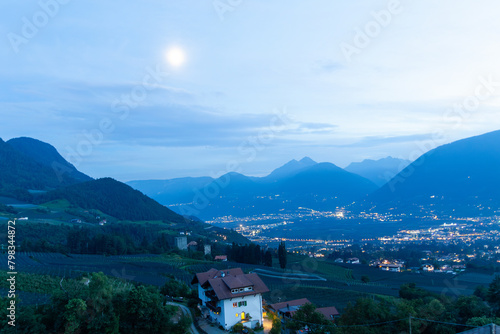 Belissima veduta panoramica al chiaro di luna durante una sera rilassante in albergo in alta montagna photo