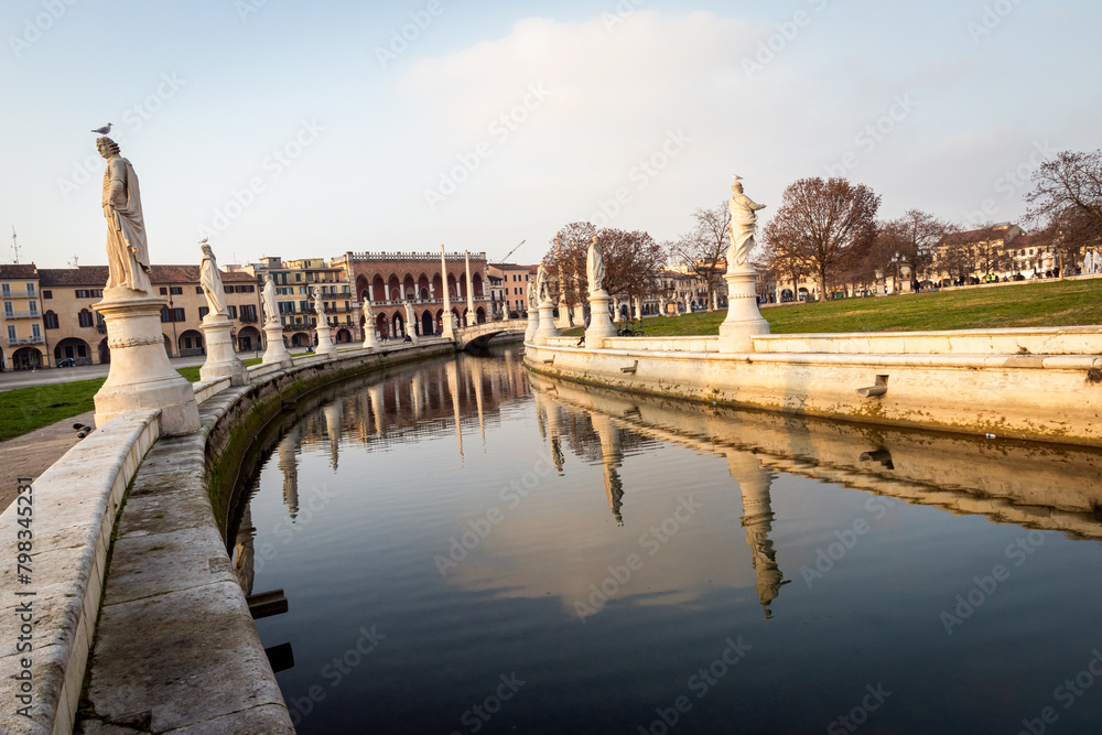 Naklejka premium Prato della Valle a Padova alla luce del tramonto