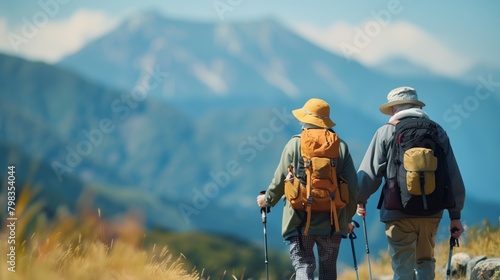 アルプスを目指して歩く老夫婦
