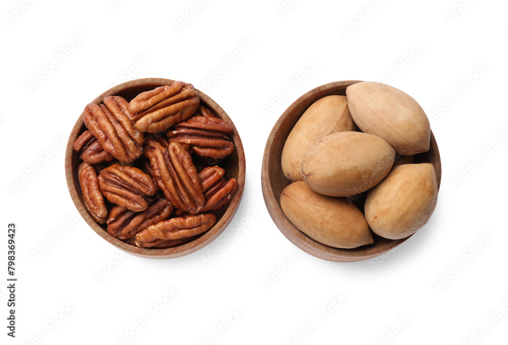 Obraz premium Tasty pecan nuts in bowls isolated on white, top view