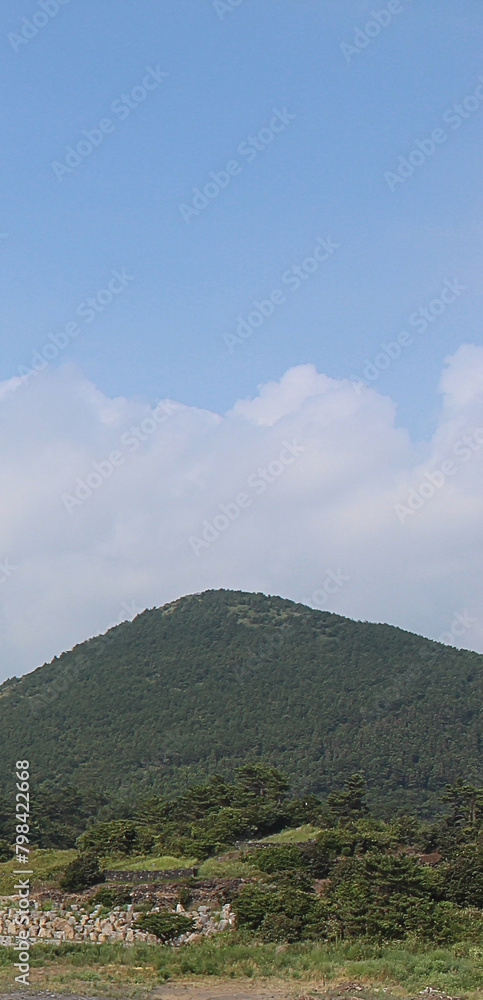 Obraz premium 푸른하늘과 산 blue sky and mountains