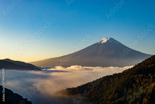 冠雪した富士山と大雲海を見る