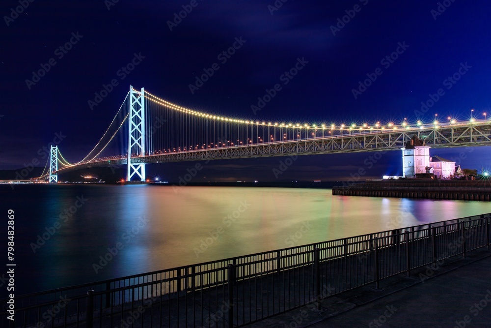 Obraz premium 神戸市、明石海峡大橋と孫文記念館のライトアップ