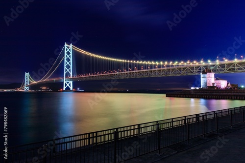 神戸市、明石海峡大橋と孫文記念館のライトアップ