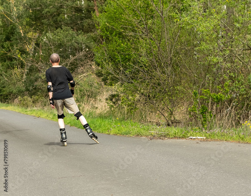 Ein Skater betreibt Sport im Spreewald