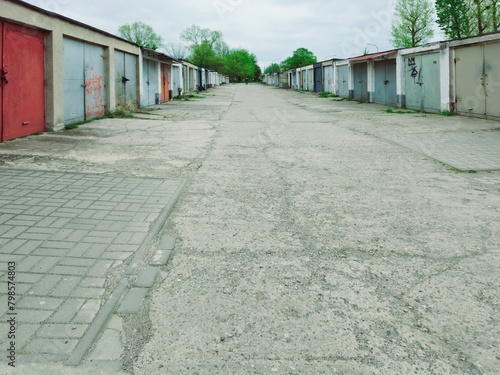 garaże samochodowe w szeregu z metalowymi bramami photo