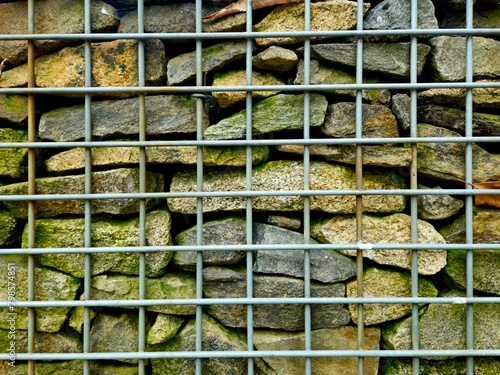 tło kamienie z metalową kratą © Henryk Niestrój