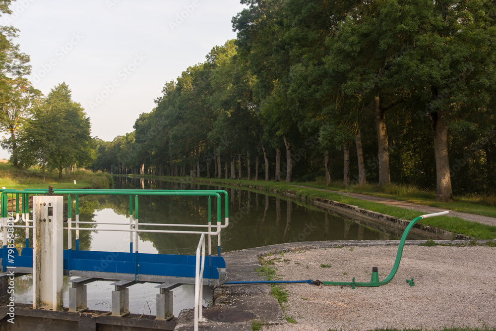 écluse sur le canal de Bourgogne. Voie navigable française. Canal fluviale dans la campagne française. Chemin de halage le long d'un canal. Passage d'écluse. Voie d'eau écluse sur le canal de Bourgogne. Voie navigable française. Canal fluviale dans la campagne française. Chemin de halage le long d'un canal. Passage d'écluse. Voie d'eau