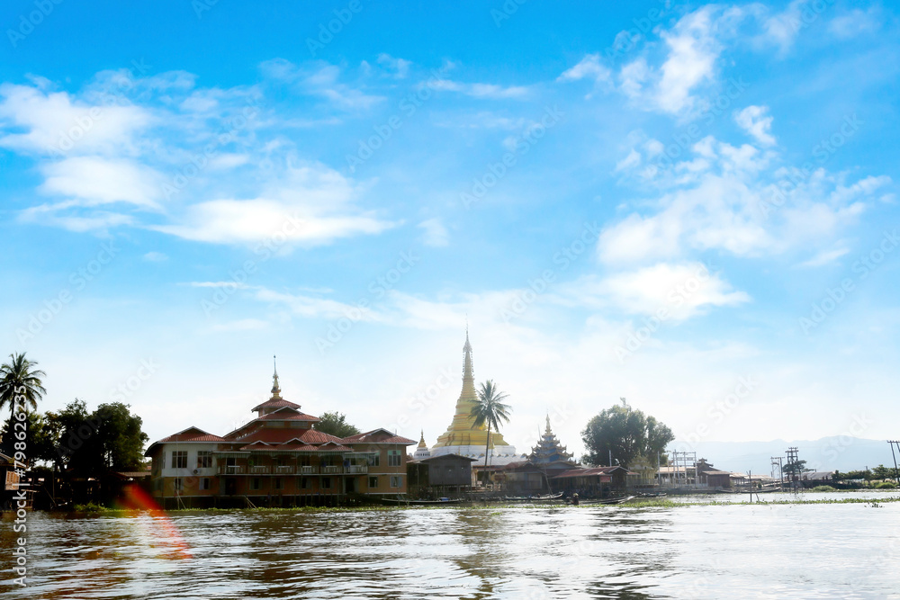 Obraz premium A Myanmar pagoda landmark resembling Inlay.