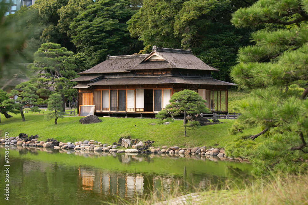 Obraz premium Traditional Japanese chashitsu tea room called Tsubame-no-ochaya or Swallow teahouse along the Shiori-no-ike pond of the Hama-rikyū Gardens