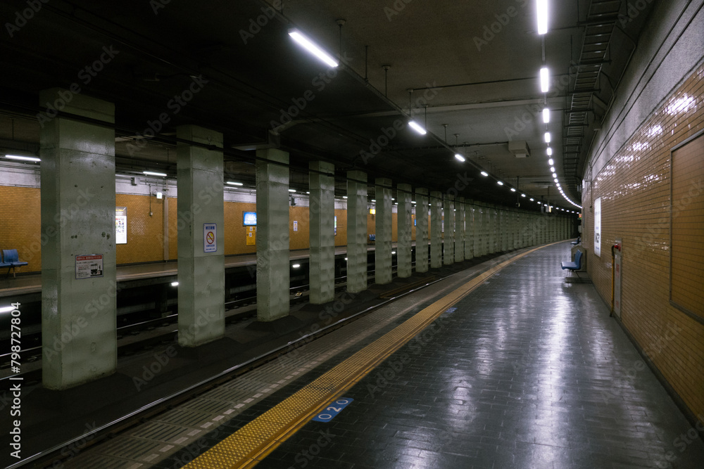 Naklejka premium 地下鉄のプラットホーム
