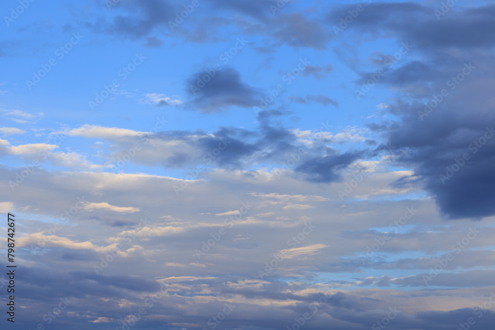 Obraz premium 秋の青空に曇のある夕暮れ