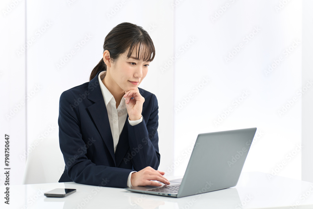 転職サイトを見るビジネスウーマン 転職サイトを見るビジネスウーマン