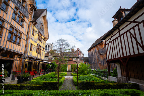 Fototapeta Naklejka Na Ścianę i Meble -  old houses in the city of Troyes, France